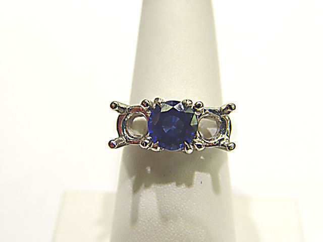 3.54 CT SAPPHIRE BLUE SAPPHIRE ROUND SHAPE SETTING 18 K WHITE GOLD SIDE 6.50 MM