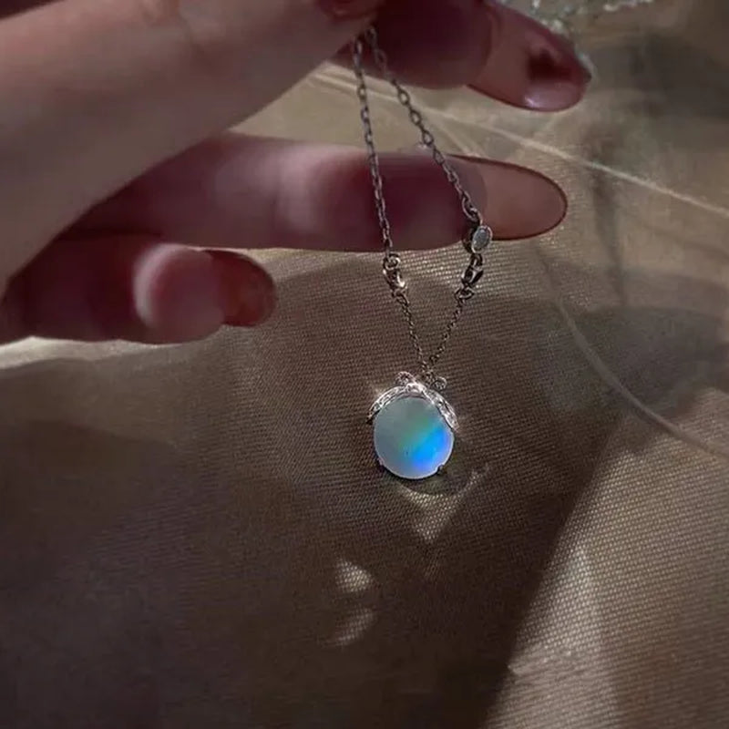 Retro Luxury Alloy Firefly Moonlight Pendant Necklace Charm Lightning Bug Animal Necklaces for Women Romantic Wedding Bridal Clavicle Chain Necklace