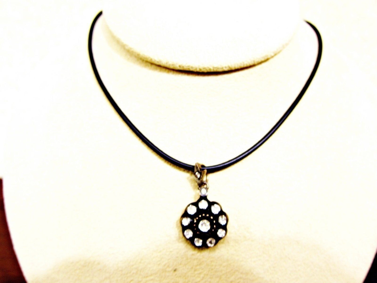 BLACK ROPE ROSE SHAPE DIAMOND BLACK PENDANT 14 INCH CHAIN