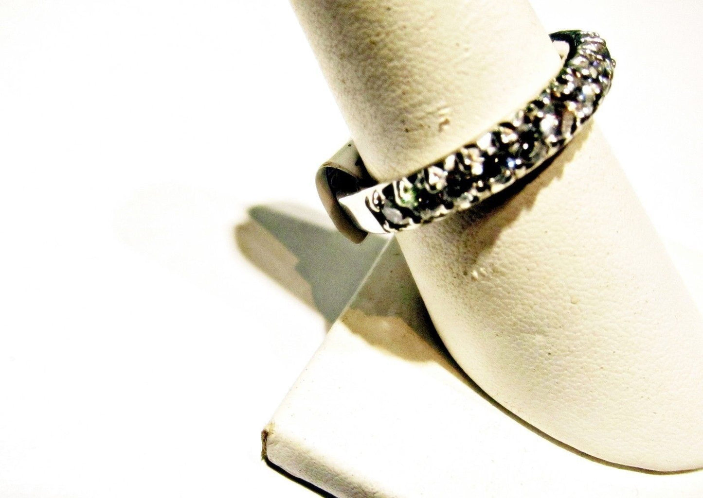 DIAMOND SIXTEEN ROUND BRILLIANT SHAPE BAND COMMON PRONG