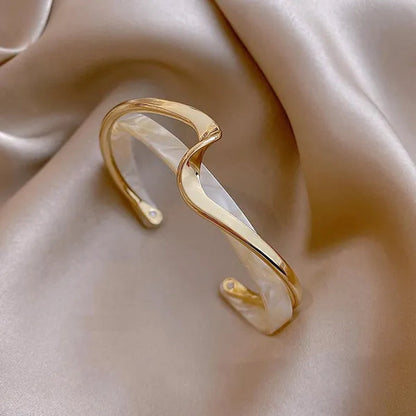2021 Women Bracelet Simple White Shellfish Board Bend Metal Geometric Overlap Opening Bangle Fashion Jewellery