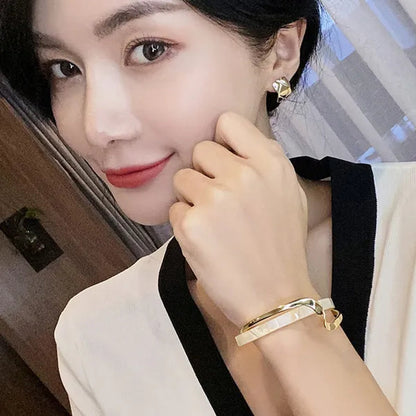 2021 Women Bracelet Simple White Shellfish Board Bend Metal Geometric Overlap Opening Bangle Fashion Jewellery