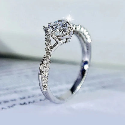Fashion Accessories Gorgeous 925 Sterling Silver White Sapphire round Cut Moissanite Diamond Ring Elegant Bride Wedding Jewelry for Women Rings Engagement Anniversary Party Band Gift Size 4-12 Bague Femme
