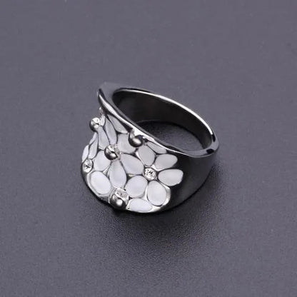Ladies white flower pattern ring