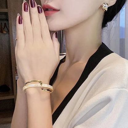 2021 Women Bracelet Simple White Shellfish Board Bend Metal Geometric Overlap Opening Bangle Fashion Jewellery