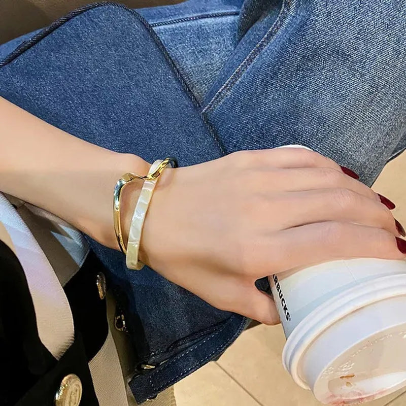 2021 Women Bracelet Simple White Shellfish Board Bend Metal Geometric Overlap Opening Bangle Fashion Jewellery